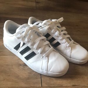 ✨👟👟Adidas sneaker • SZ kids 3/Women’s 5 👟👟✨